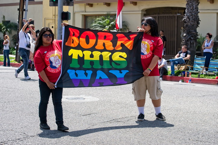 Активисты разворачивают плакат с лозунгом "Таким родился"