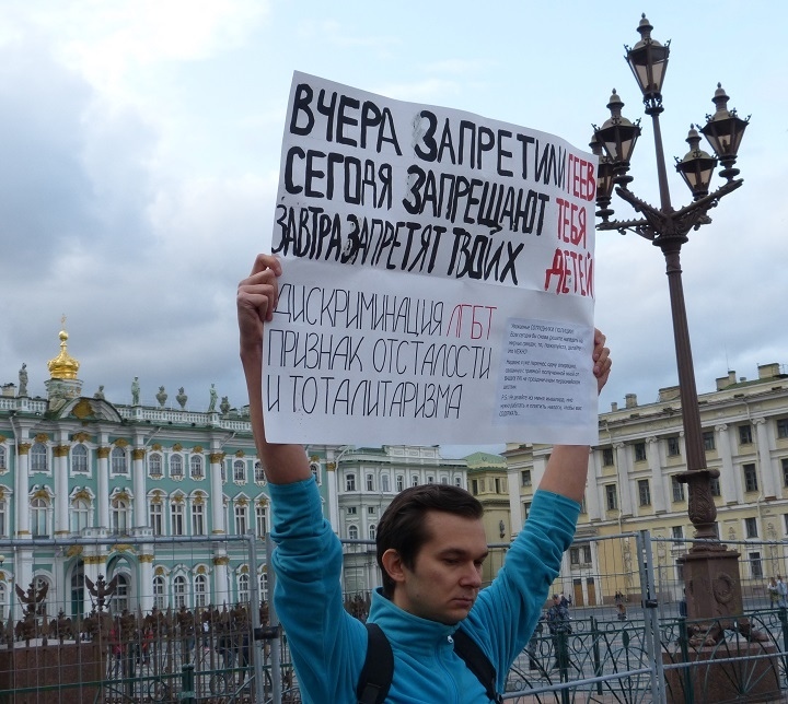 Non sequitur (лат. "не следует") - ошибка, возникающая, когда из некоего высказывания выводится необоснованное заключение, которое логически никак из него не следует. Пример