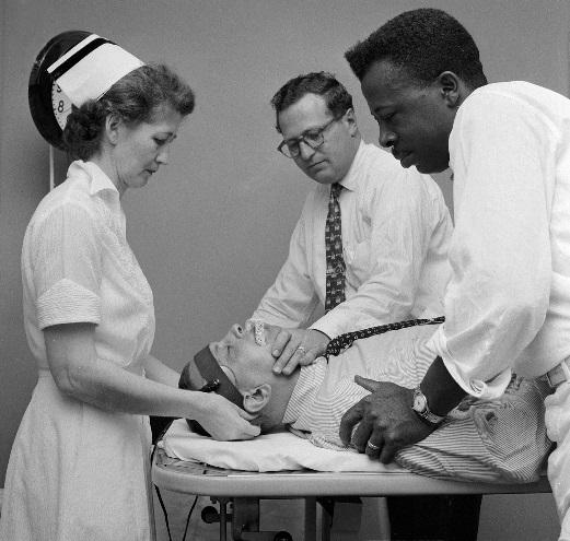 Проведение ЭСТ в госпитале Хиллсайд, около 1955 года. Источник: GettyImages