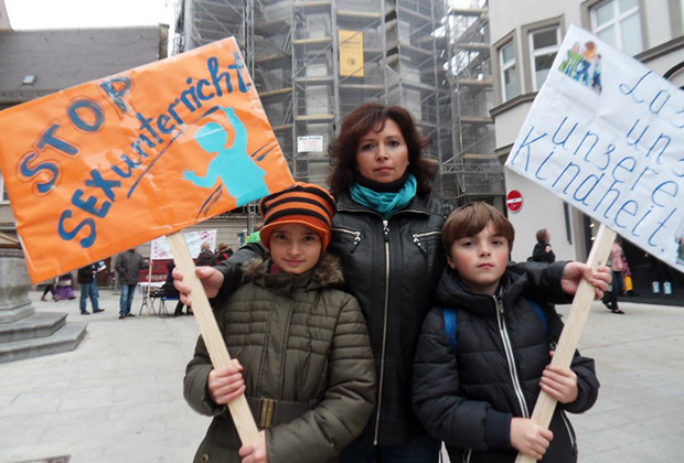 Ирина Хефнер с детьми на демонстрации в Аугсбурге. Фото: Надежда Рунде 