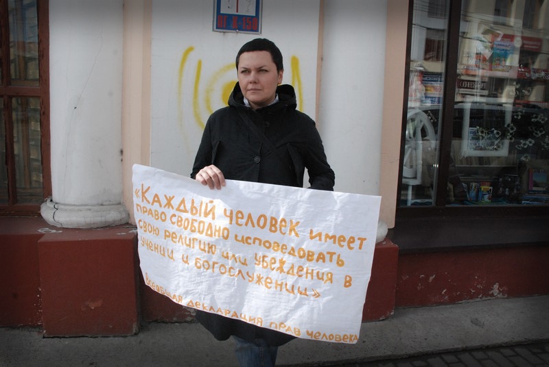 Томские гомосексуалисты защищают кришнаитов