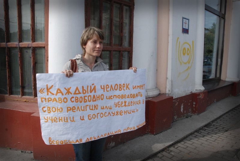 Томские гомосексуалисты защищают кришнаитов